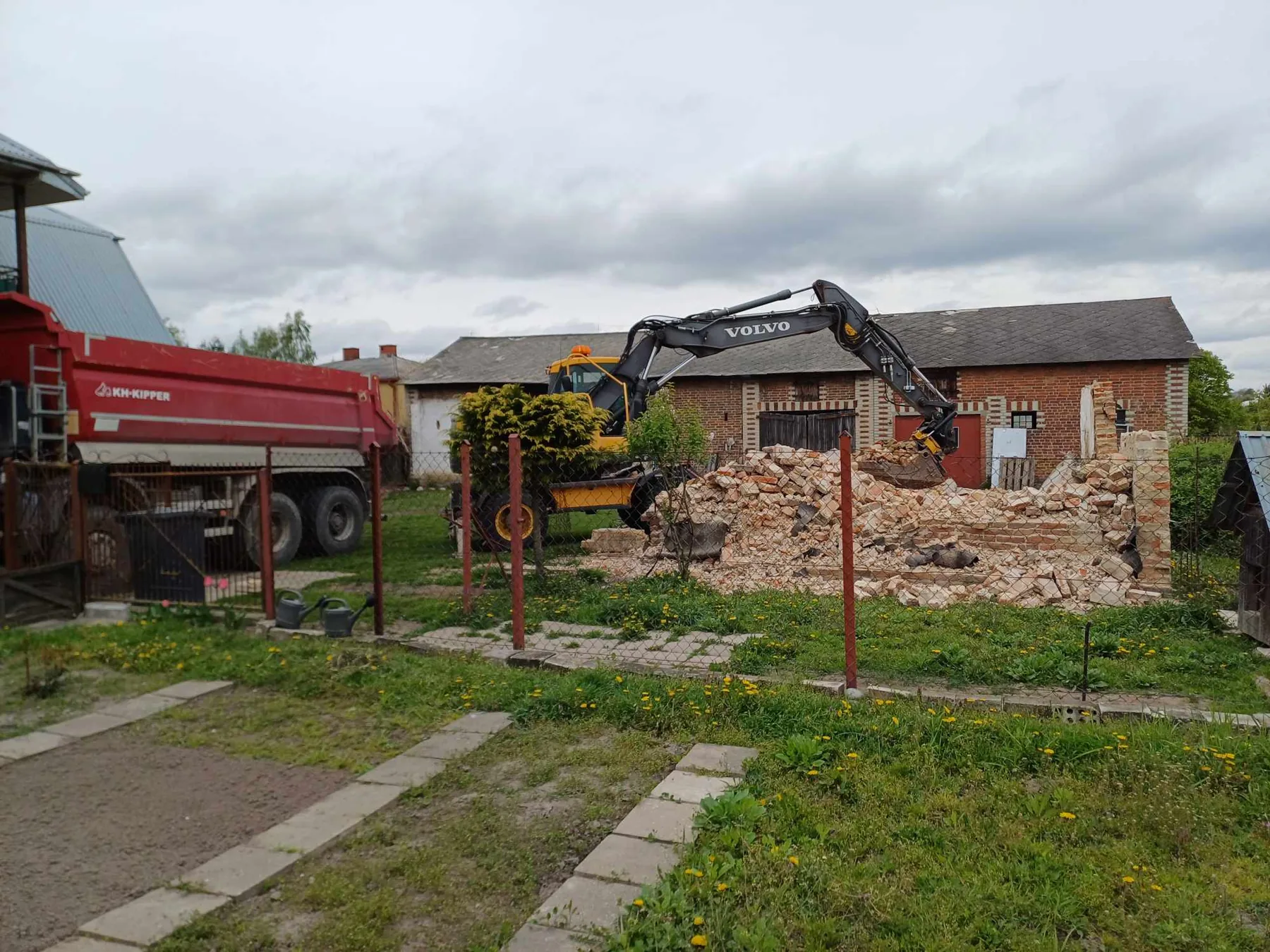 Prace rozbiórkowe sprzętem budowlanym